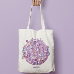 En la imagen se observa una foto de producto, el producto es una tote bag, es decir, una bolsa de tela color crudo (blanco natural) con una ilustración dibujada donde se ve una manifestación feminista de mucha gente con consignas como "las del al lado son compañeras no competencia". Este dibujo hace una composición circular, que con el conjunto de personitas hace una mancha morada. La ilustración es obra de Eva Cortés Ilustra