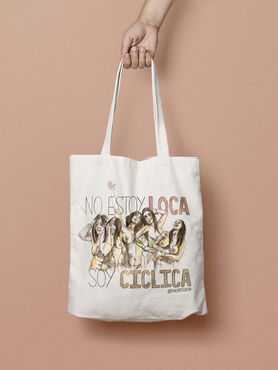 En la imagen se observa una foto de producto, el producto es una tote bag, es decir, una bolsa de tela color crudo (blanco natural) con una ilustración dibujada donde se ve un cuerpo quintuplicado en fila de una chica con diferentes estado de animo, ella está desnuda con un cuerpo natural con pechos medianos, michelines, celulitis y pelos. Esta dibujo está acompañado por un texto que pone "No estoy loca, soy cíclica" La ilustración es obra de Eva Cortés Ilustra