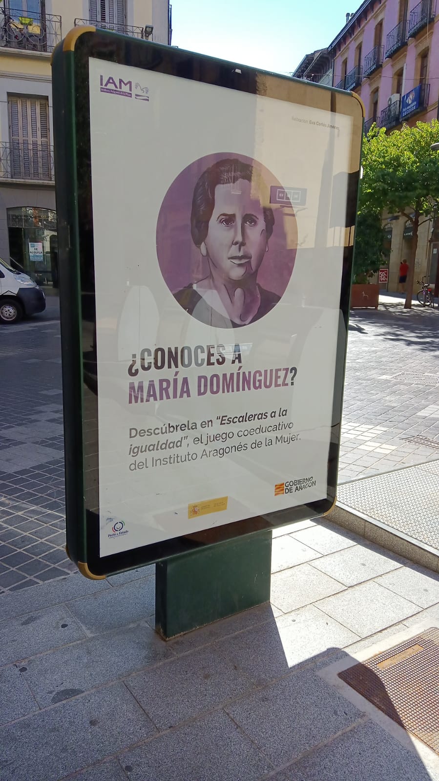 Mupi en Huesca de la campaña "Escaleras a la Igualdad" interpelando: ¿Conoces a María Domínguez?