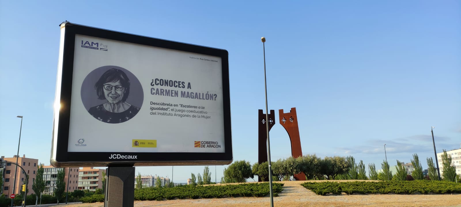 Mupi en Zaragoza de la campaña "Escaleras a la Igualdad" interpelando: ¿Conoces a Carmen Magallón?