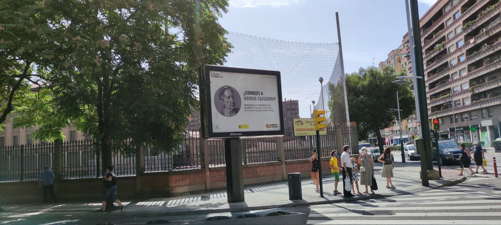 Mupi en Zaragoza de la campaña "Escaleras a la Igualdad" interpelando: ¿Conoces a Maruja Cazcarra?