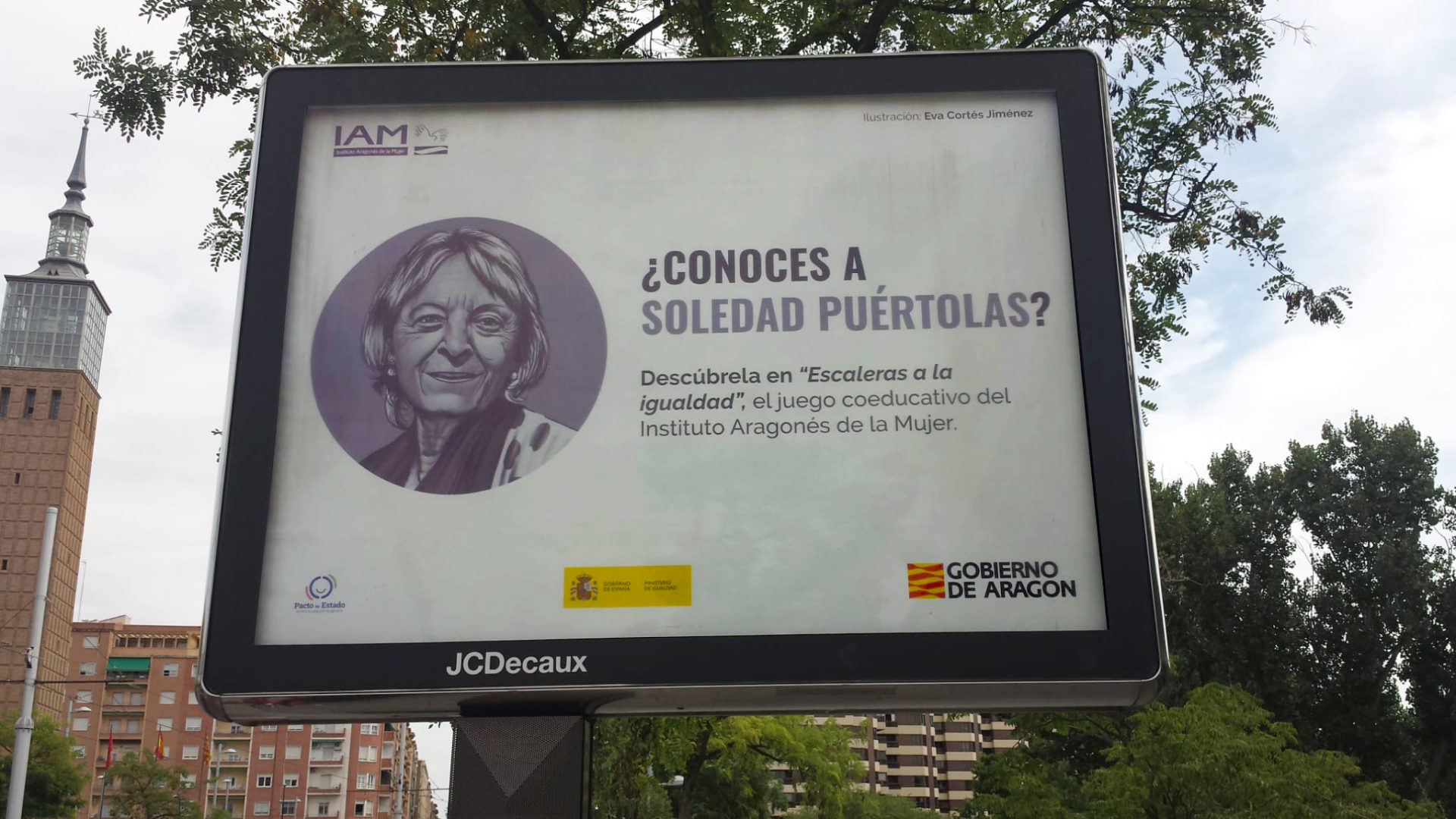 Mupi de la campaña "Escaleras a la Igualdad" interpelando: ¿Conoces a Soledad Puértolas?