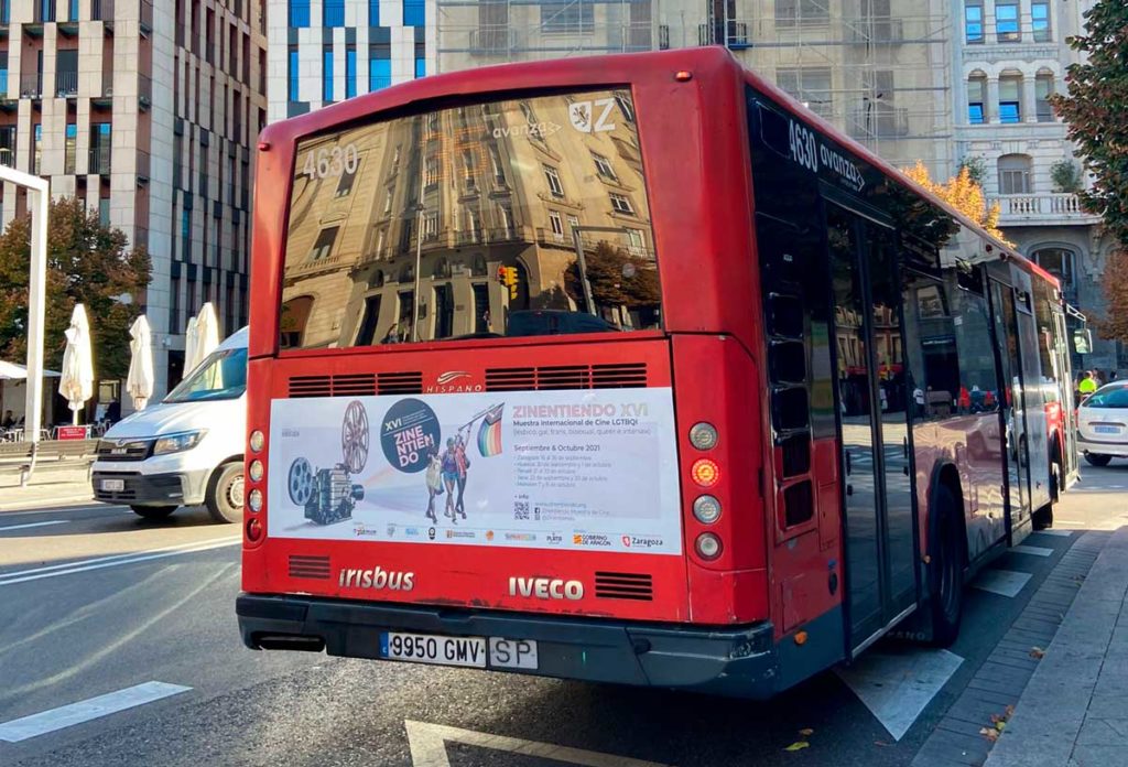 Diseño campaña Zinentiendo LGTBIQ+ por Eva Cortés Ilustra, en la parte trasera de un autobus urbano de Zaragoza