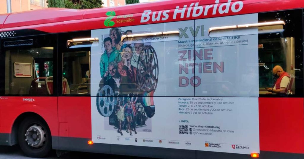 Diseño campaña Zinentiendo LGTBIQ+ por Eva Cortés Ilustra, en un lado del autobús urbano de Zaragoza.
