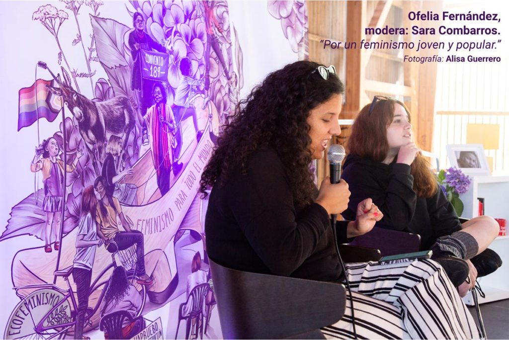 Ofelia Fernández, durante su ponencia en la III Escuela Feminista AMA Asturies, con la gráfica de fondo de Eva Cortés Ilustra