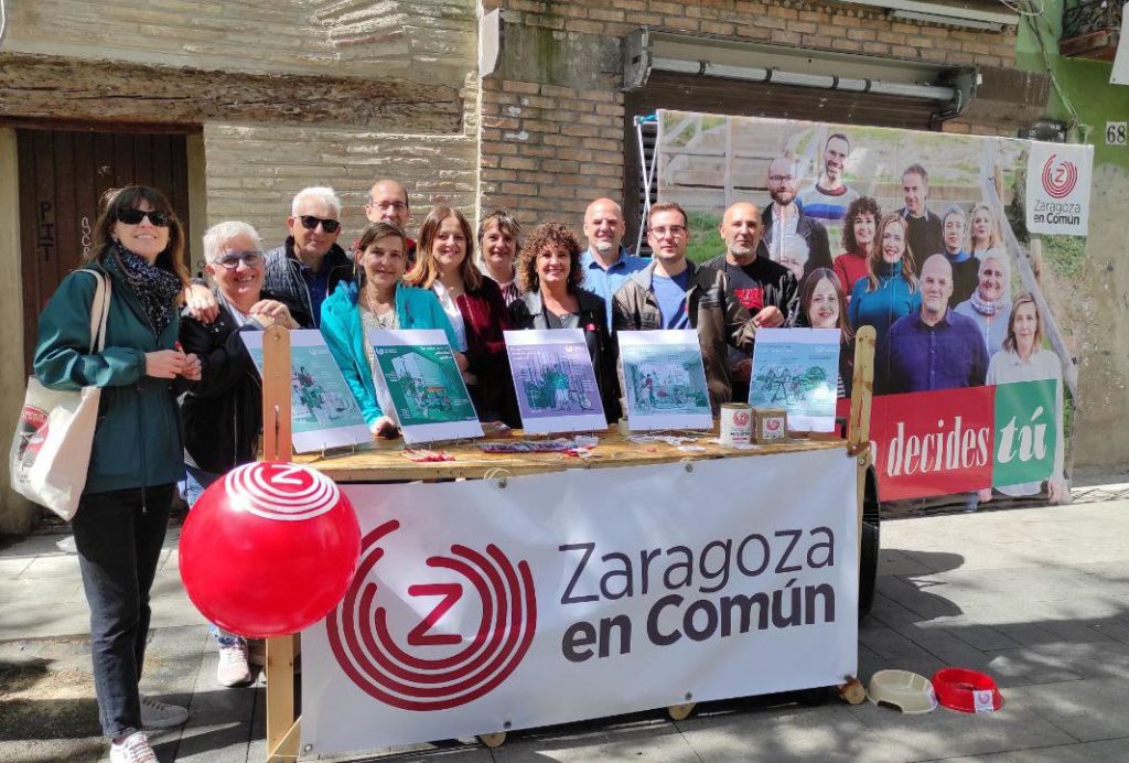 Stand callejero de Zaragoza en Común, con las ilustraciones de Eva Cortés explicando el programa electoral.