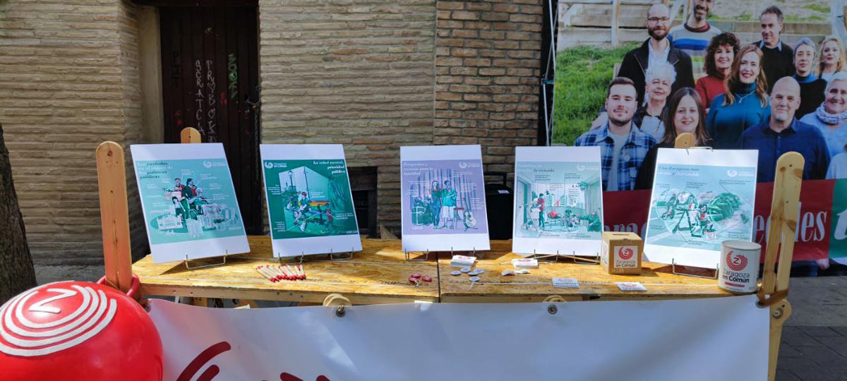Stand callejero de Zaragoza en Común, con las ilustraciones de Eva Cortés explicando el programa electoral.