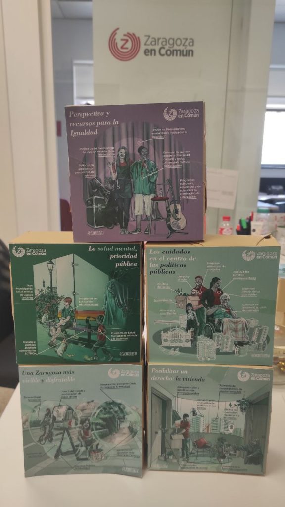 cubos para expositores y stands de Zaragoza en Común, diseñado e ilustrado por Eva Cortés Ilustra