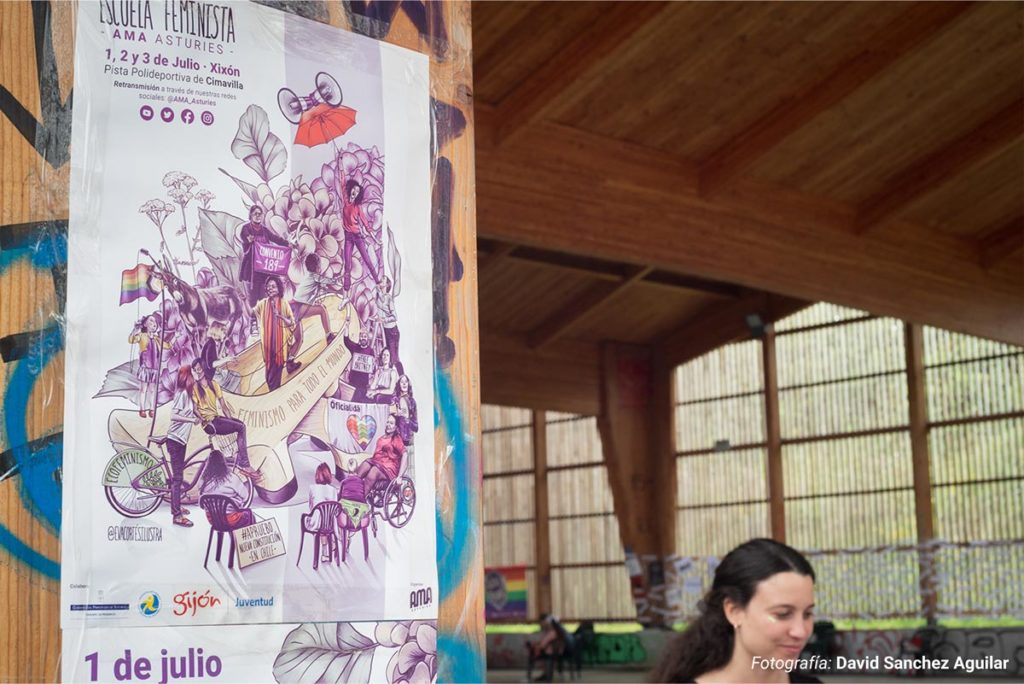 Cartel pegado de la III Escuela Feminista de AMA Asturies y ilustrado y diseñado por Eva Cortés, en la entrada del recinto del evento.