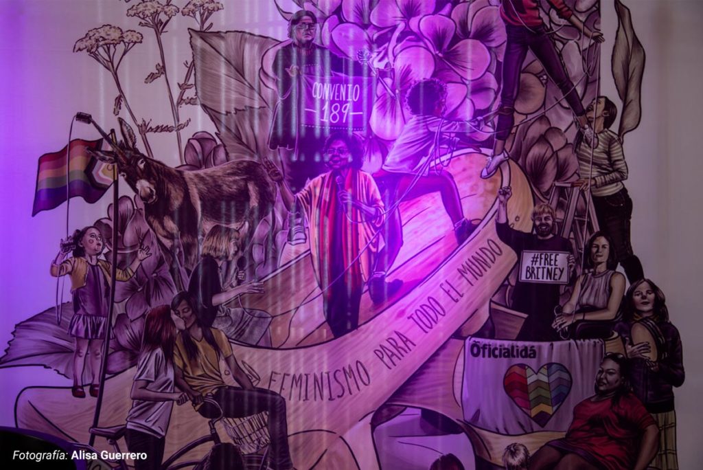 Lona del escenario con la ilsutración del cartel de la III Escuela Feminista de AMA Asturies y ilustrado y diseñado por Eva Cortés.