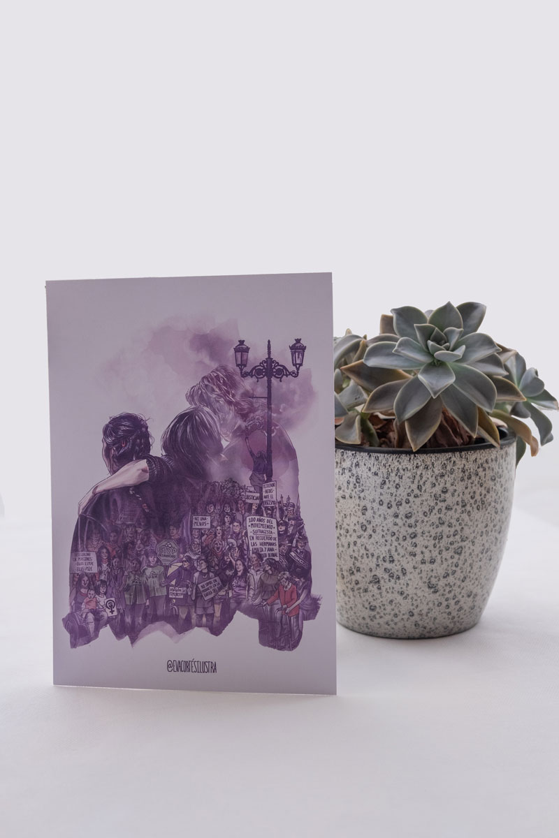 En la imagen se ve al detalle y de cerca el tipo de impresión de la lámina pequeña que forma parte de este pack de productos de temática feminista "8 de marzo". En la imagen se puede observar una lamina DIN A5 con uno de los conocidos carteles 8M de Eva Cortés.