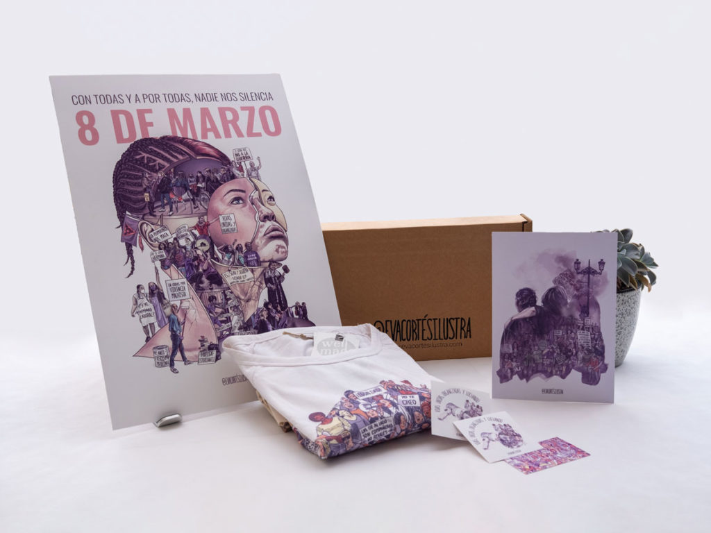 En la imagen se ve un ejemplo del pack de productos de temática feminista "8 de marzo". En la imagen se puede observar una lamina A3Plus con uno de los conocidos carteles 8M de Eva Cortés, una lámina pequeña con otra ilustración de uno de los carteles y una camiseta de la misma línea.